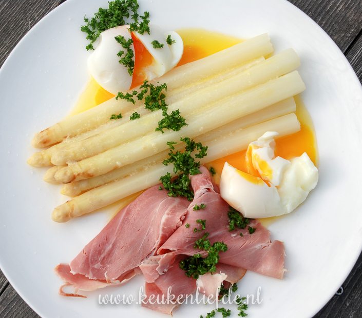 Herhaal Oraal aankomst Witte asperges met ham, ei en botersaus | Keukenliefde