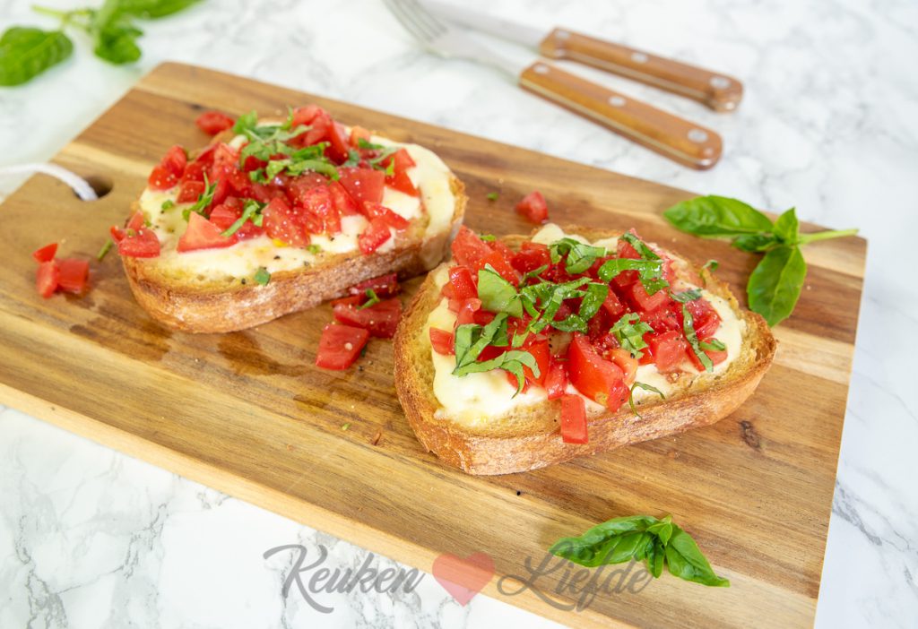 Bruschetta met mozzarella en tomaat