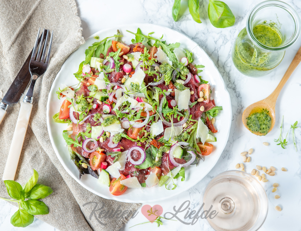 Carpaccio salade met pestodressing